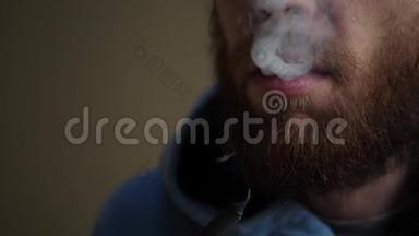 吸烟烟斗，留着红胡子的老男人